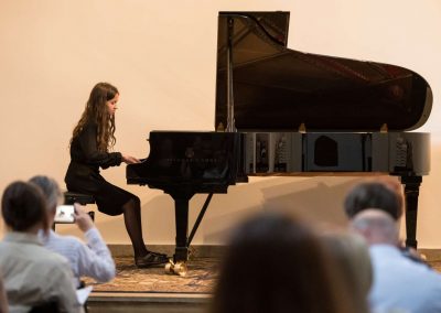 II. absolventský koncert, Atrium na Žižkově, 1.6.2023, žákyně hrající na klavír