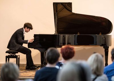 II. absolventský koncert, Atrium na Žižkově, 1.6.2023, žák hrající na klavír