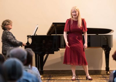 II. absolventský koncert, Atrium na Žižkově, 1.6.2023, zpívající žákyně a paní učitelka doprovázející na klavír