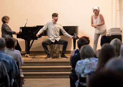 II. absolventský koncert, Atrium na Žižkově, 1.6.2023, zpívající žák a žákyně a paní učitelka doprovázející na klavír