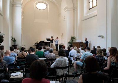 II. absolventský koncert, Atrium na Žižkově, 1.6.2023, žák hrající na trubku a pan učitel hrající na varhany