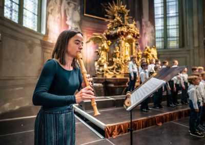 Závěrečný koncert Pueri gaudentes, kostel sv. Šimona a Judy, 19.6.2023, paní učitelka hrající na flétnu