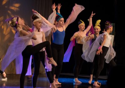 Závěrečné představení tanečního oboru, 14.6.2023, Divadlo U Hasičů, pohled na pódium kde tančí žákyně