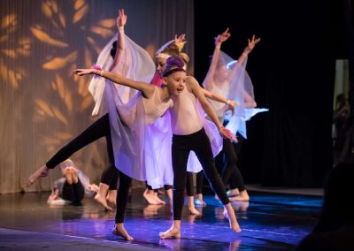 Závěrečné představení tanečního oboru, 14.6.2023, Divadlo U Hasičů, skupina tančících žákyň
