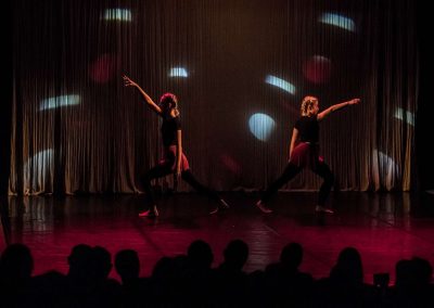Závěrečné představení tanečního oboru, 14.6.2023, Divadlo U Hasičů, dvě tančící sólistky