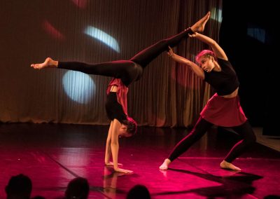 Závěrečné představení tanečního oboru, 14.6.2023, Divadlo U Hasičů, pohled na pódium kde tančí dvě sólistky.