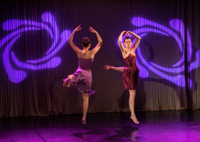 Závěrečné představení tanečního oboru, 14.6.2023, Divadlo U Hasičů, dvě tančící sólistky.
