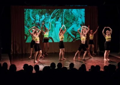 Závěrečné představení tanečního oboru, 14.6.2023, Divadlo U Hasičů, skupina starších tančících žákyň.