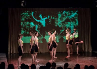 Závěrečné představení tanečního oboru, 14.6.2023, Divadlo U Hasičů, skupina starších tančících žákyň.