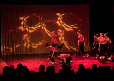 Závěrečné představení tanečního oboru, 14.6.2023, Divadlo U Hasičů, pohled na pódium a skupinu tančících žákyň.