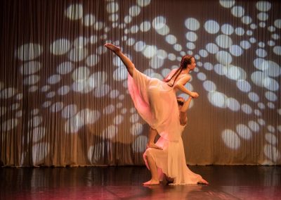 Závěrečné představení tanečního oboru, 14.6.2023, Divadlo U Hasičů, dvě baletní sólistky na pódiu.