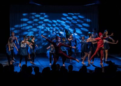 Závěrečné představení tanečního oboru, 14.6.2023, Divadlo U Hasičů, skupin tančících žákyň na pódiu.